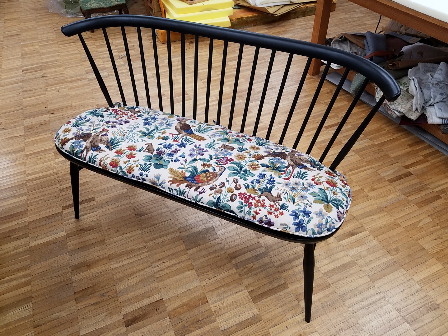 ERCOL 椅子用クッション未使用（狩猟柄刺繍）と使用感有り雉柄の2枚組み ERCOL 椅子用クッション未使用（狩猟柄刺繍）と使用感有り雉柄の